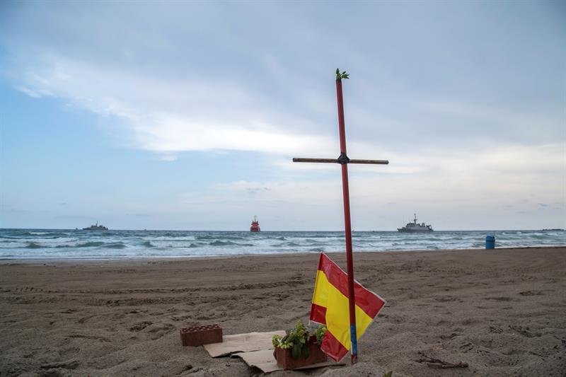 Una cruz, en la playa en la que falleció el piloto.