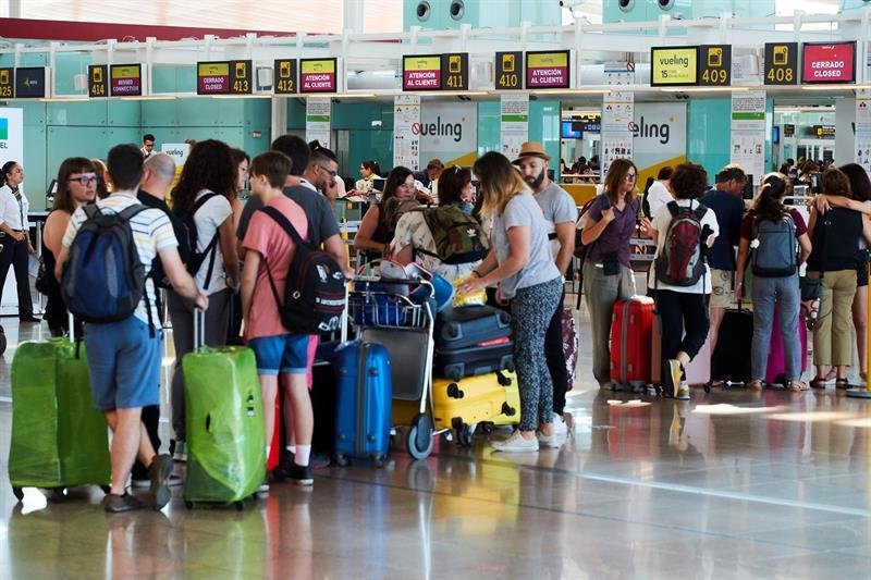 Gente haciendo cola en el aeropuerto de Barcelona (EFE).