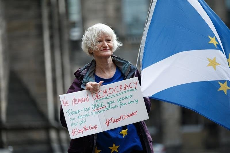 A Pro European protester outside the Court of Session in Edinburgh, Scotland EFE