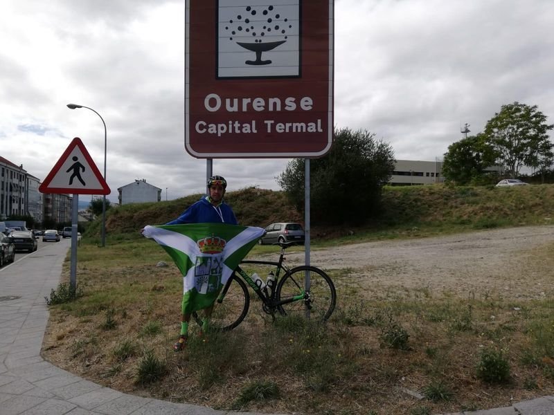 Antonio Estévez, protagonista del reto solidario, a su llegada este domingo a Ourense.
