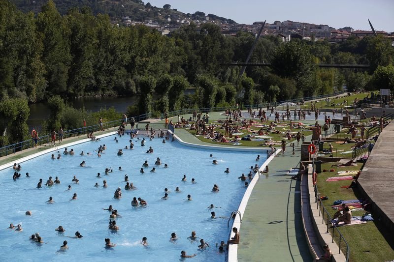 Las piscinas de Oira, abiertas durante el mes de agosto (XESÚS FARIÑAS).