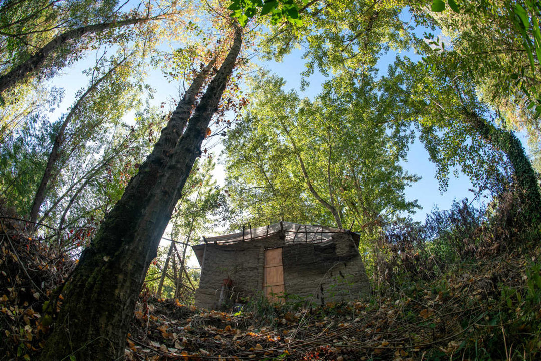 OURENSE (PASEO DAS NINFAS). 03/09/2019. OURENSE. Una cabaña de barro y madera permanece construída en el medio de la maleza al lado del Paseo das Ninfas. FOTO: ÓSCAR PINAL