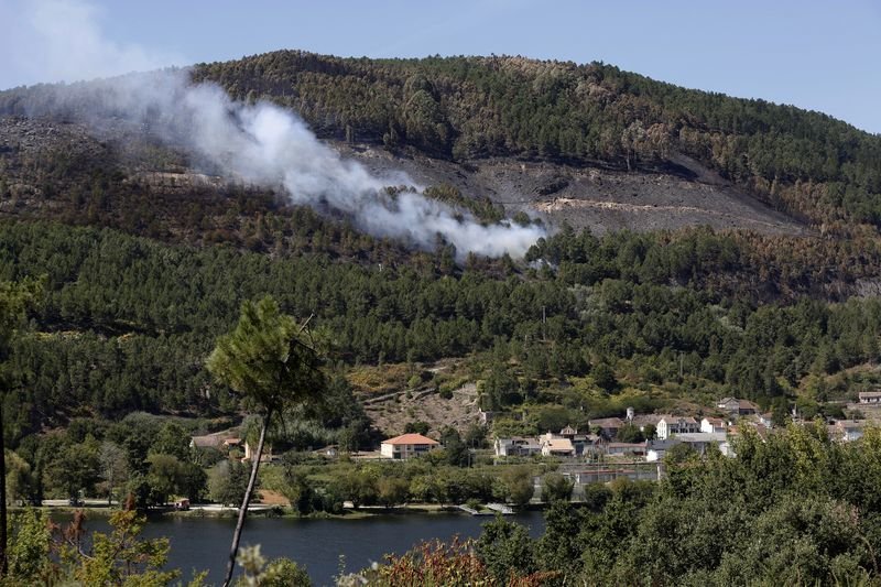 Monte calcinado en Barbantes, en la tarde de este jueves, con el incendio ya controlado (XESÚS FARIÑAS).