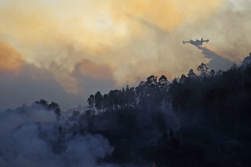 El incendio de Barbantes cubrió de humo el cielo de Cenlle (MARTIÑO PINAL).