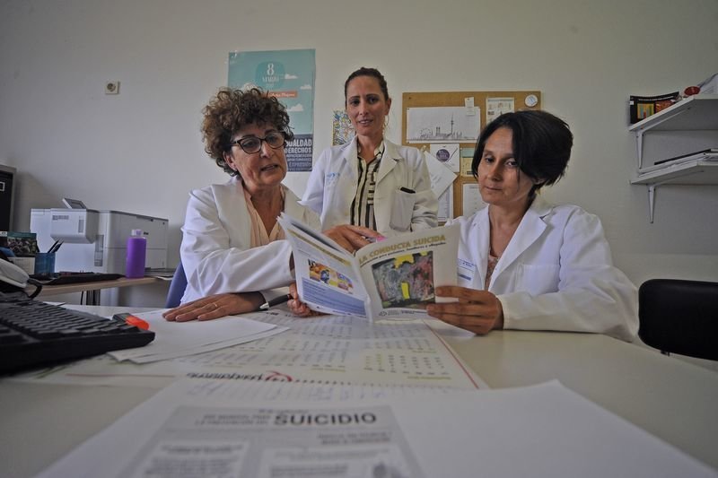 Amparo González,Marina González y Teresa Reijas, en la unidad de prevención de suicidios (MARTIÑO PINAL).
