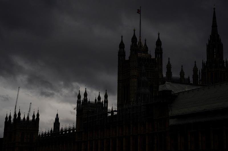 Nubes de tormenta cubren el Parlamento británico.