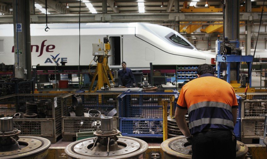 Operarios trabajan en la fabricación de un tren Avril como los que llegarán a Galicia.
