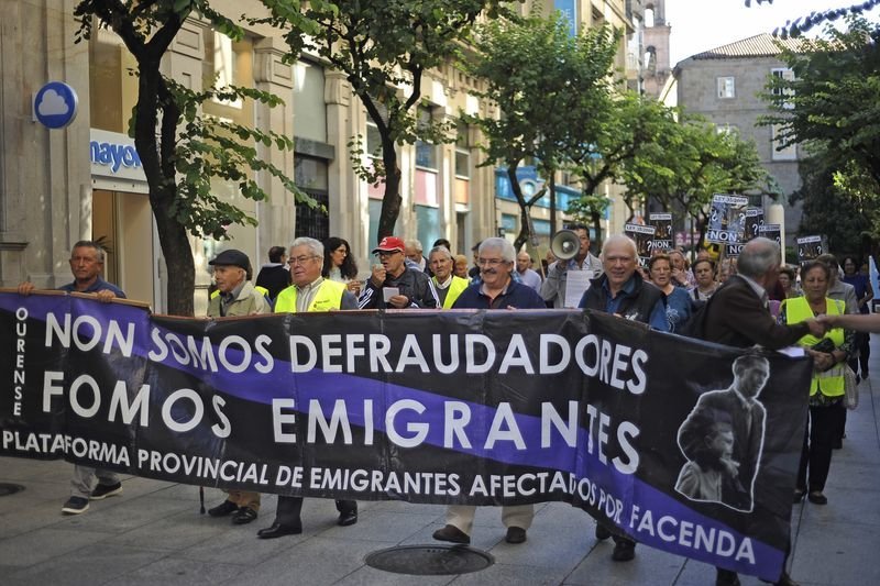 Los retornados se manifestaron por las calles del Paseo contra las desigualdades impuestas por la emigración (MARTIÑO PINAL).