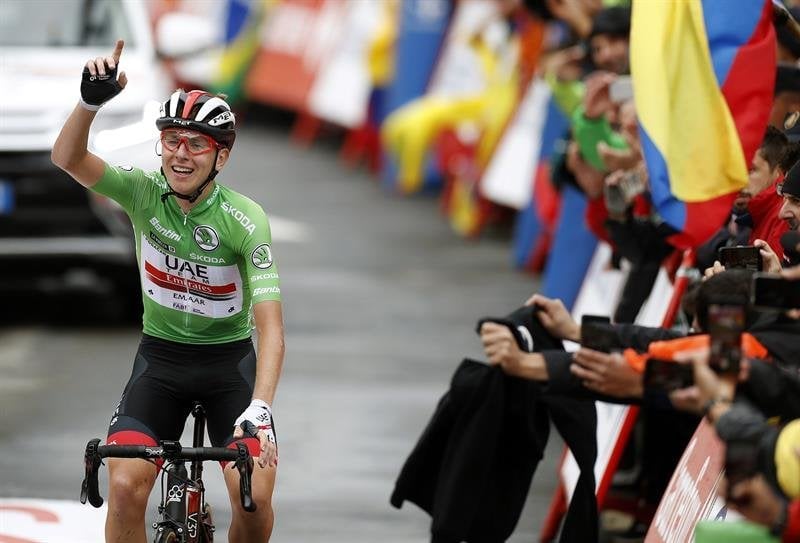 El ciclista eslovenoTadej Pogacar celebra el triunfo de etapa en Gredos.