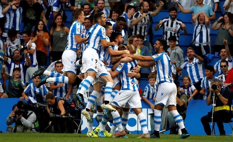 Los jugadores de la Real celebran el primer gol del partido.