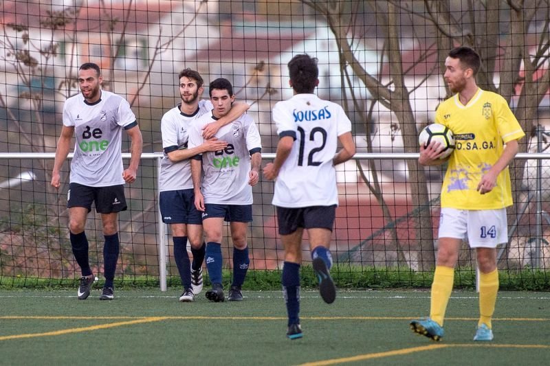 Varios jugadores del Santa Teresita celebran un gol en el partido de Copa B ante el Vilamarín (ÓSCAR PINAL).