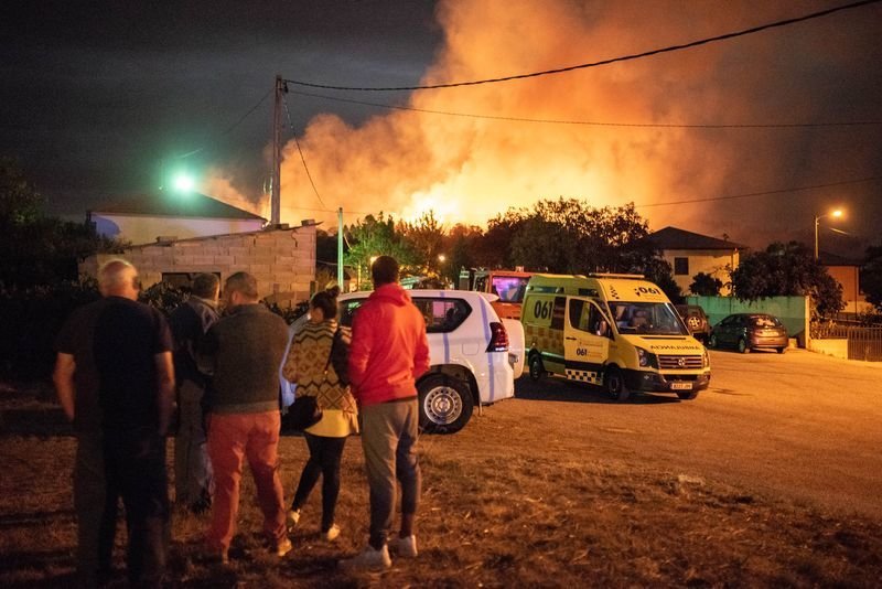 Vecinos de San Lorenzo observan la dimensión de las llamas, que cercaron las aldeas (ÓSCAR PINAL).