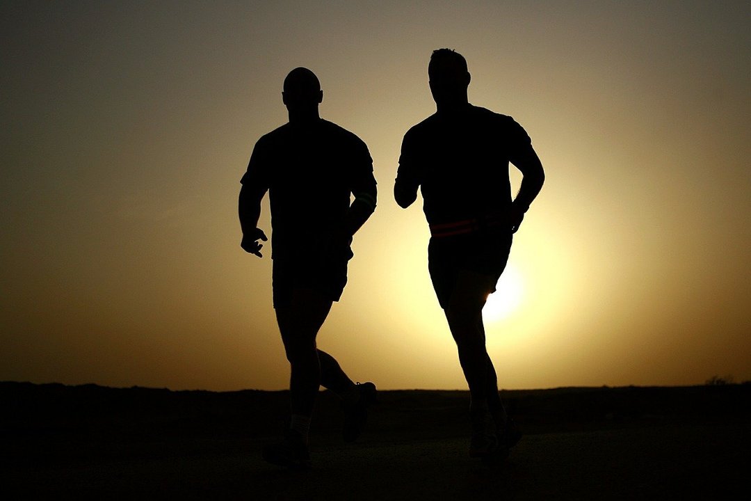 Dos hombre realizando ejercicio físico.