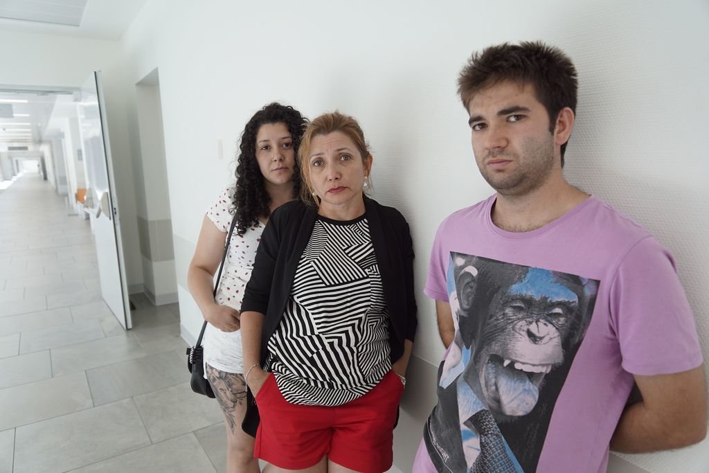 Dahiana, Virginia, madre de la víctima, y José María, pareja de la joven, ayer en el Álvaro Cunqueiro.