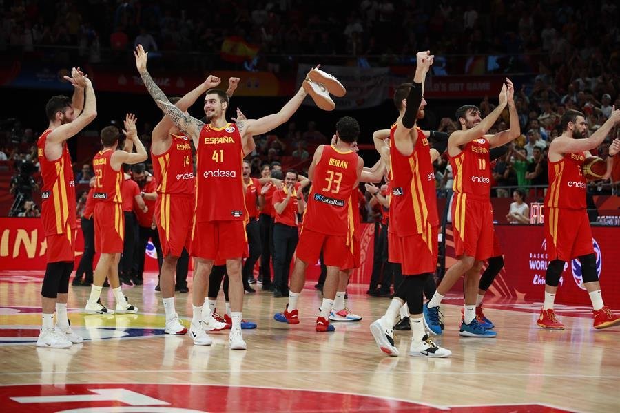 Los jugadores españoles celebran el triunfo en el Mundial.