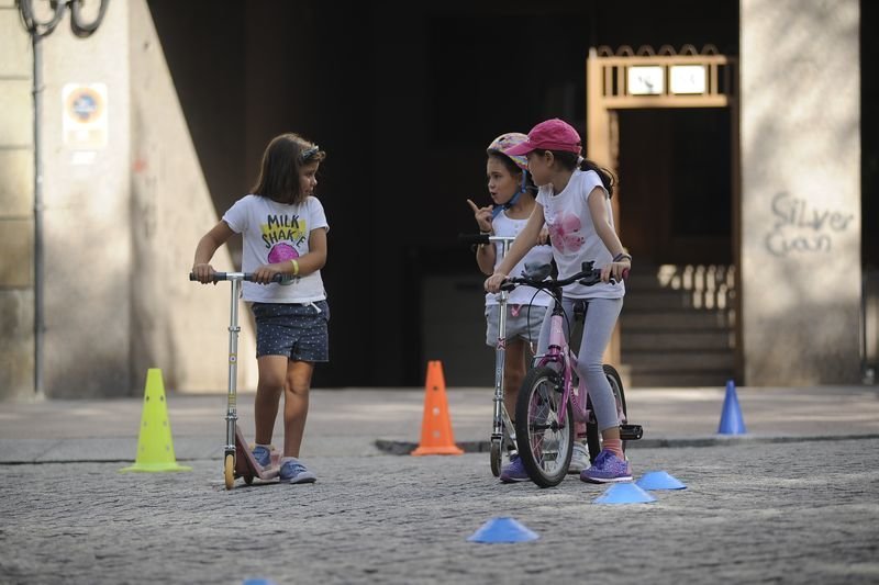 Los más pequeños tomaron sus bicicletas y patinetes para participar en una yinkana (MARTIÑO PINAL).