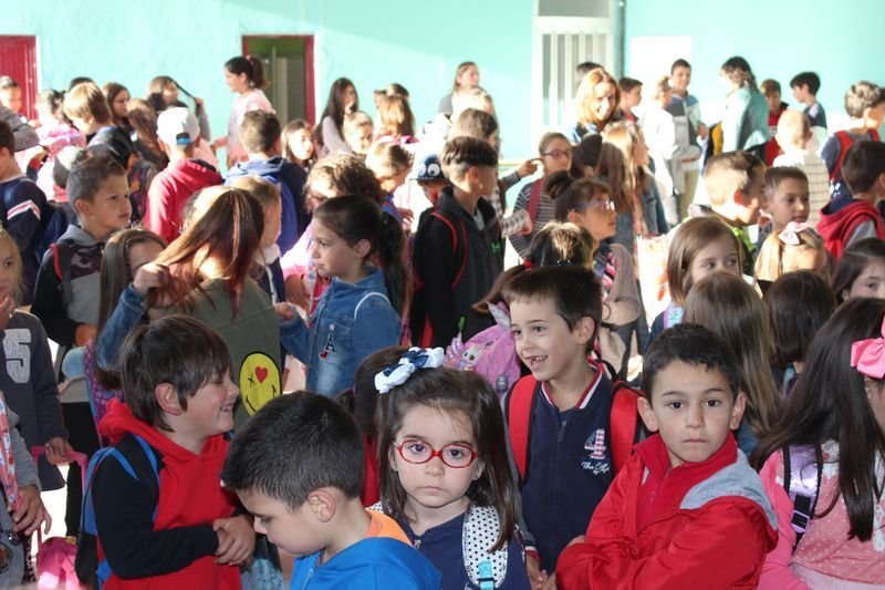 Os nenos do CEIP Xuvencos de Boborás foron puntuais para  inaugurar o curso escolar, aínda ques lles custou un pouco madrugar, todos estaban contentos por reencontarse cos seus amigos.