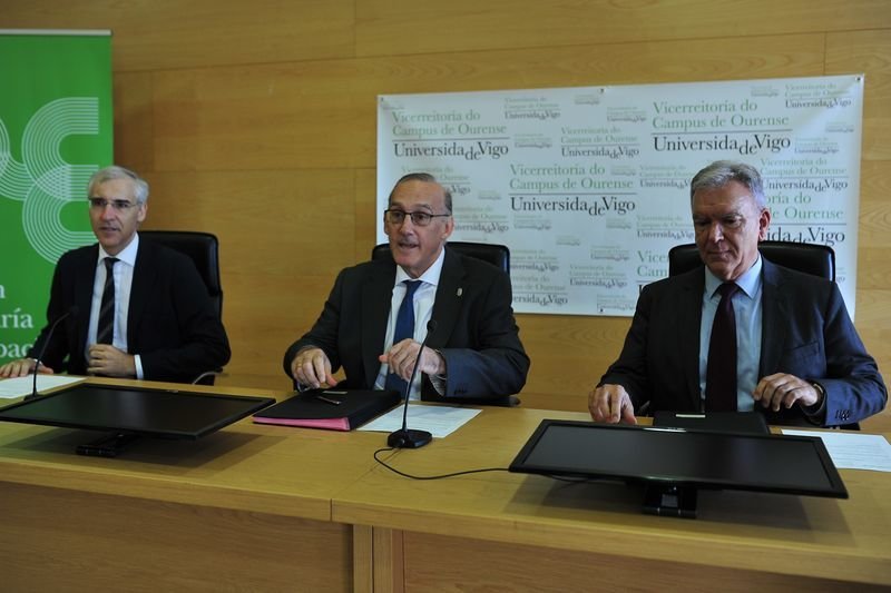 Francisco Conde, Manuel Reigosa y José Enrique Román firmaron el convenio en el Campus (JOSÉ PAZ).