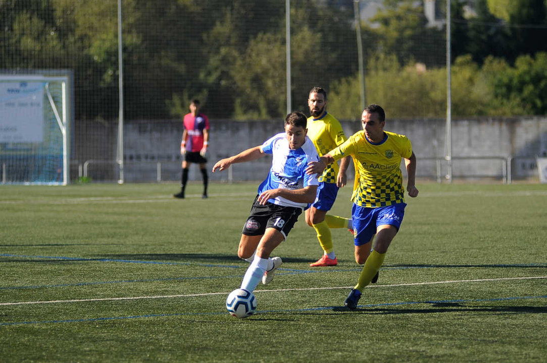 El centrocampista del Polígono, Calviño, persigue a Miguel, del Portonovo. (Foto: Martiño Pinal)