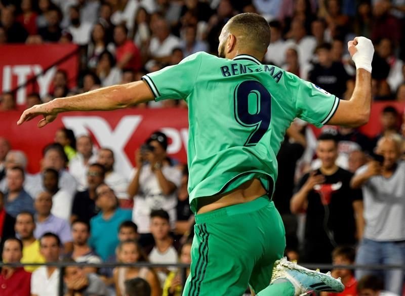 El delantero francés del Real Madrid Karim Benzema celebra su gol,