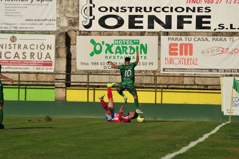 El centrocampista verde Javi Rey trata de sortear al jugador del Polvorín Martín.