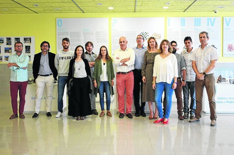 Equipo de la Universidad de Vigo y de las empresas en la Escuela de Ingeniería de Minas.