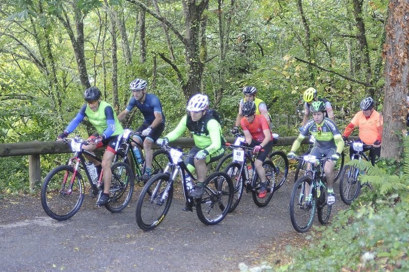 El trabajo en equipo hizo más llevadera la jornada ciclista para los participantes en la prueba (MARTIÑO PINAL).