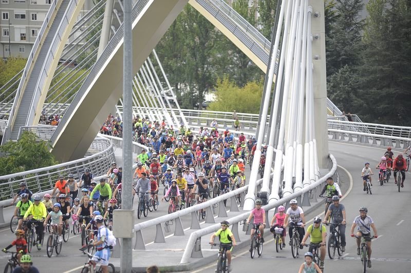 Los participantes en el Día da Bici de Ourense a su paso por el Puente del Milenio, uno de los emblemas de la ciudad (MARTIÑO PINAL).