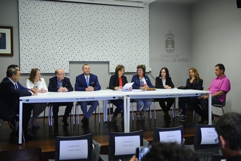 Sesión de investidura de Esteban Suárez como alcalde de Castrelo de Miño.