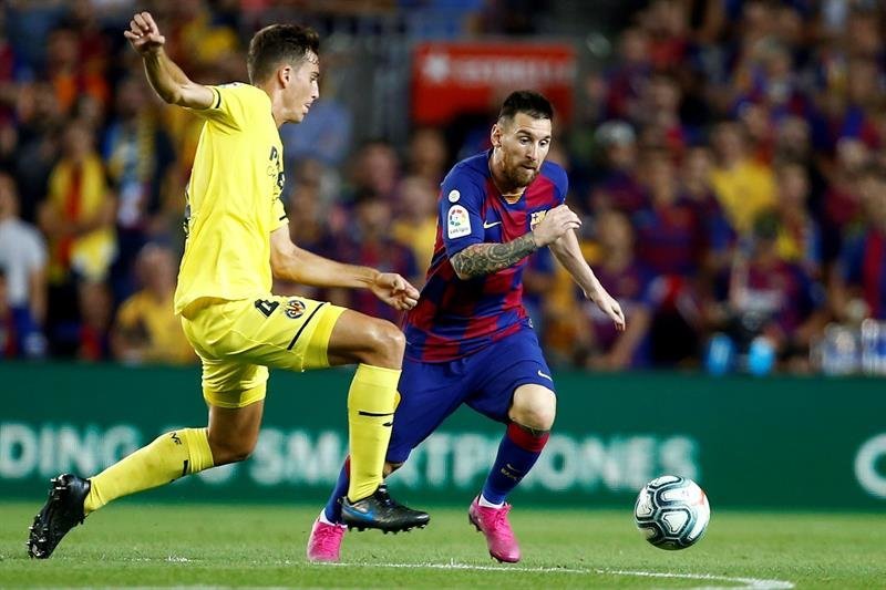 Leo Messi regatea a un rival.