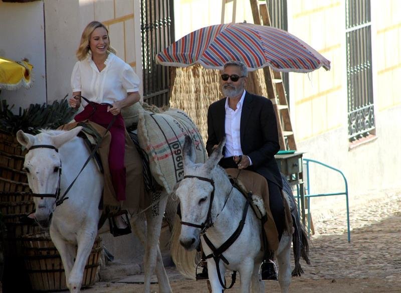 George Clooney, paseando en burro.