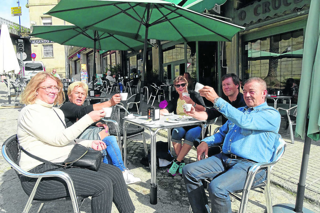 Janne, Mercedes, Inger, Eivind y Manuel, en As Burgas, disfrutan de un cafe mañanero. (Foto: Martiño Pinal)