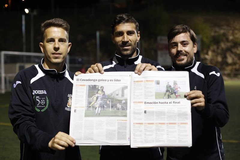 Jhonny, Toni y Mauro muestran orgullosos el titular de La Región con su liderato (XESÚS FARIÑAS).