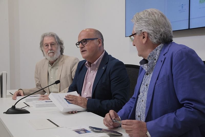 Xosé Antonio Perozo, Manuel Baltar e Francisco López-Barxas, onte na presentación do libro (MIGUEL ÁNGEL).