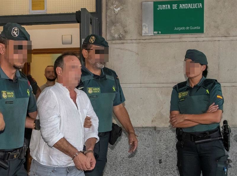 El gerente de la empresa Magrudis, José Antonio Marín, y su hijo Sandro (detrás), son trasladados a los calabozos tras declarar. (Foto: EFE)