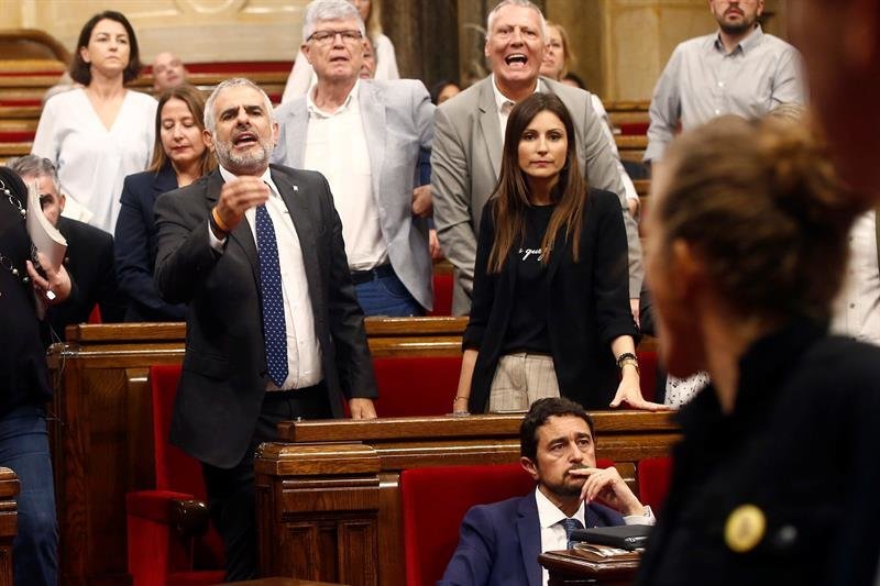 El diputado de Ciudadanos Carlos Carrizosa (i) durante la tensa bronca entre diputados independentistas y la bancada de Ciudadanos en el Parlament. (Foto: EFE)