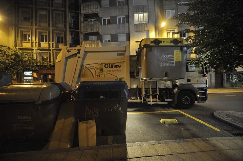 Un camión de recogida de basura descarga el contenedor amarillo, en las calles de Ourense, esta semana (JOSÉ PAZ).