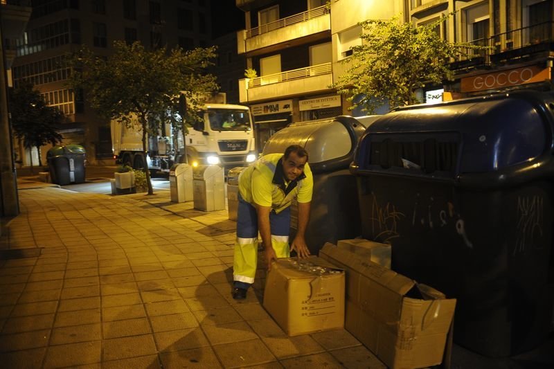 Un operario recoge algunos objetos depositados en la calle (MARTIÑO PINAL).
