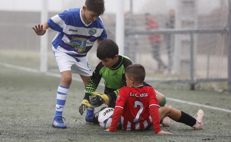 Los jóvenes futbolistas fueron a por todas en las instalaciones de A Moreira (XESÚS FARIÑAS).