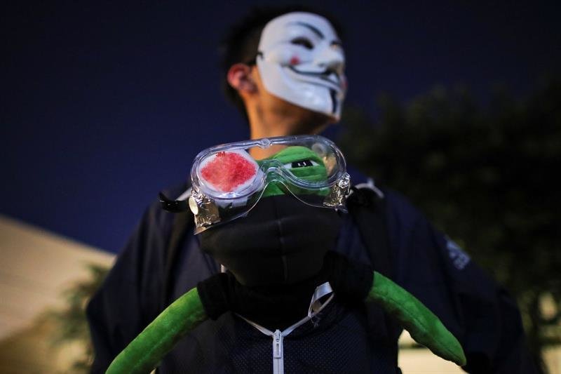 Un manifestante en Hong Kong con una máscara de Guy Fawkes. (Foto: EFE)