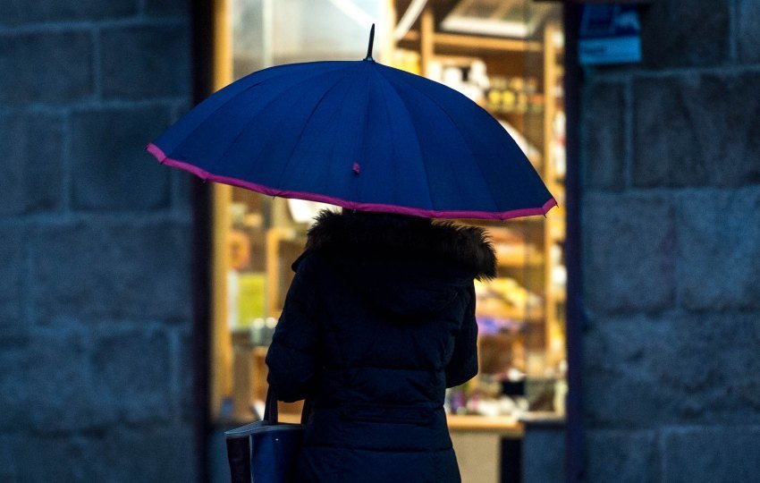 Una mujer camina a final de enero, segunda semana más lluviosa (ÓSCAR PINAL).