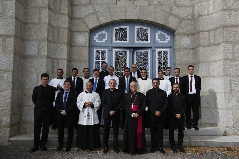 El obispo, Leonardo Lemos, en el centro de la imagen, acompañado por el rector del Seminario Mayor, José Ángel Feijóo, a su derecha, y los 17 alumnos que comienzan el curso escolar (XESÚS FARIÑAS).