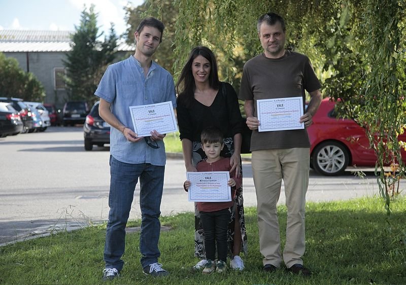 Alejandro Fernández, Carla Fernández, con su hijo Flavio, y Nicanor Palomares, este lunes con sus premios.