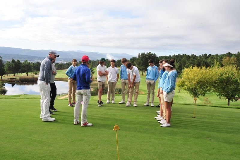 Los jóvenes golfistas tratan de poner en práctica lo explicado por los monitores (JOSÉ PAZ).