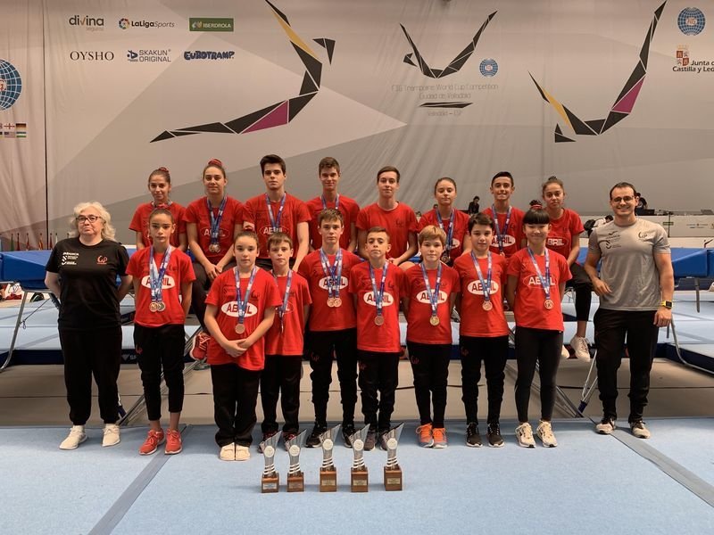 Los gimnastas y técnicos del Club Ximnasia Pavillón de Nivel Élite presentes en el Campeonato de España.