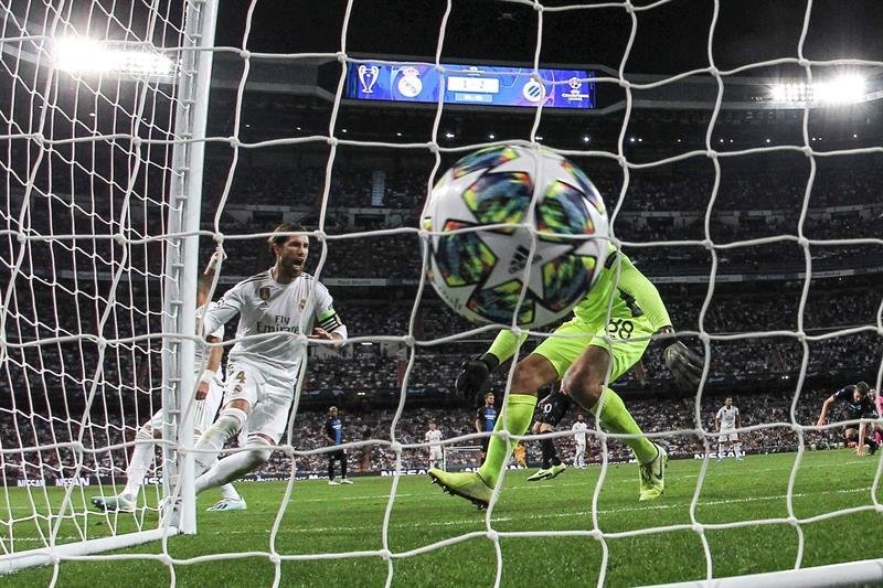 El defensa del Real Madrid Sergio Ramos (i) consigue el primer gol de su equipo ante el Club Brujas