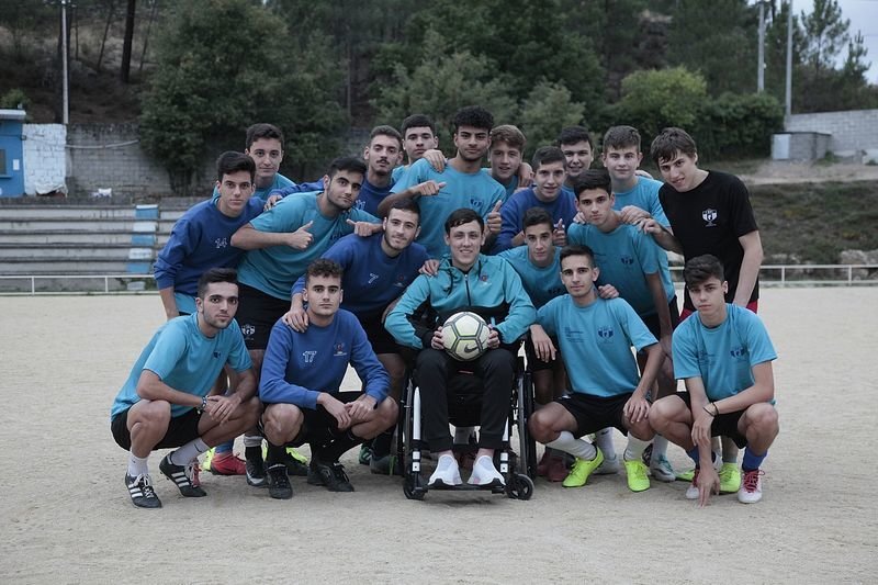 Yago López rodeado por todos los jugadores del equipo juvenil del Seixalbo ayer en el campo de fútbol de O Carqueixal.