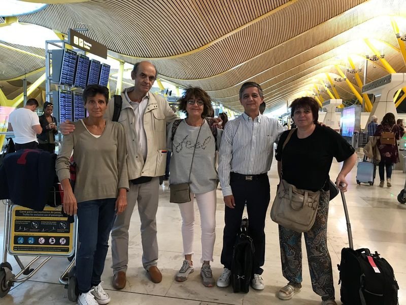Ana Pastor Zapata, primera por la izquieda, ayer en el aeropuerto de Casablanca, rumbo a Níger, con parte de la expedición.