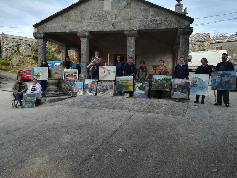 Los pintores muestran algunos de los trabajos realizados en Puxedo.