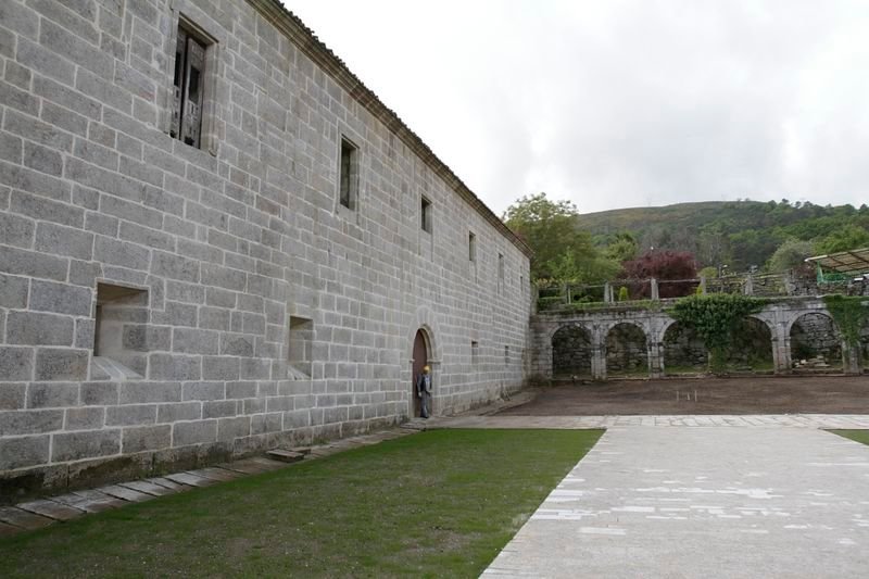 Uno de los edificios que forman parte del Monasterio de Melón, que cuenta ya con dinero para su reforma.